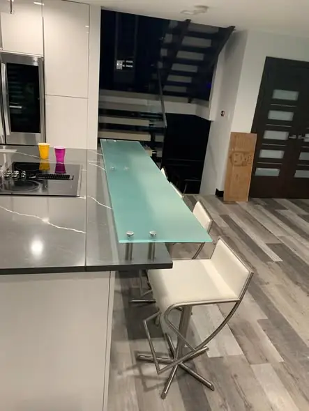 Custom low-iron glass top